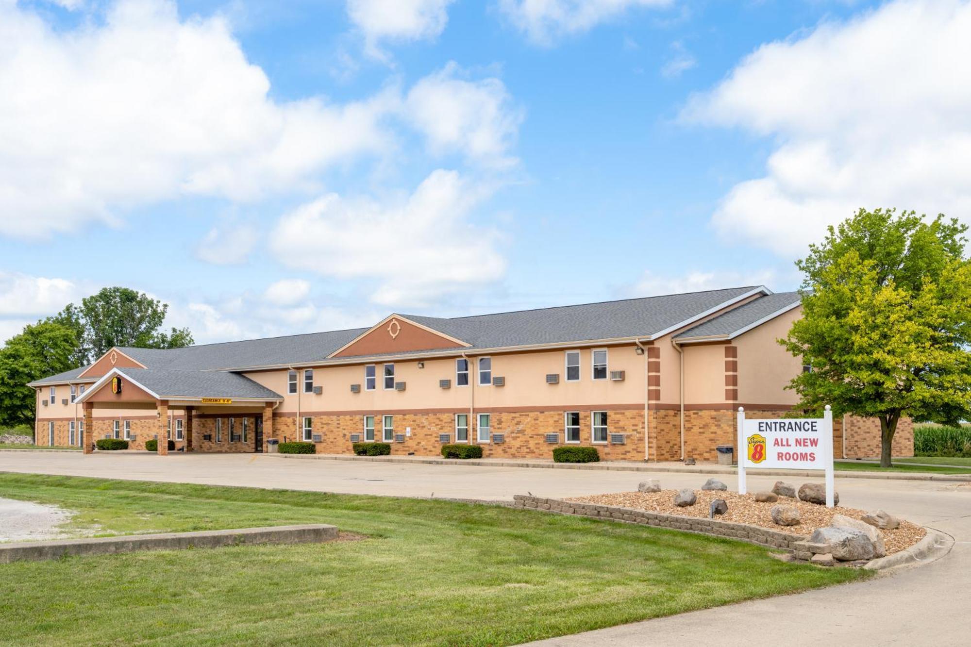 Super 8 By Wyndham Mattoon Hotel Exterior photo