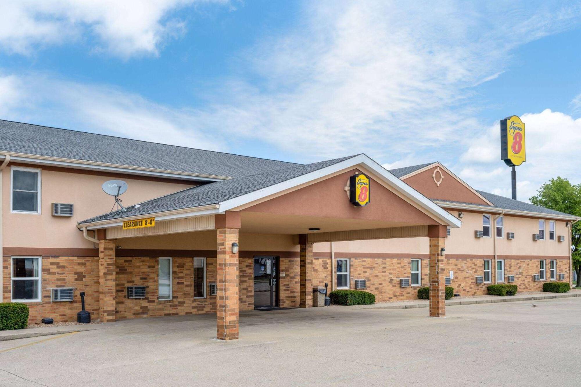 Super 8 By Wyndham Mattoon Hotel Exterior photo